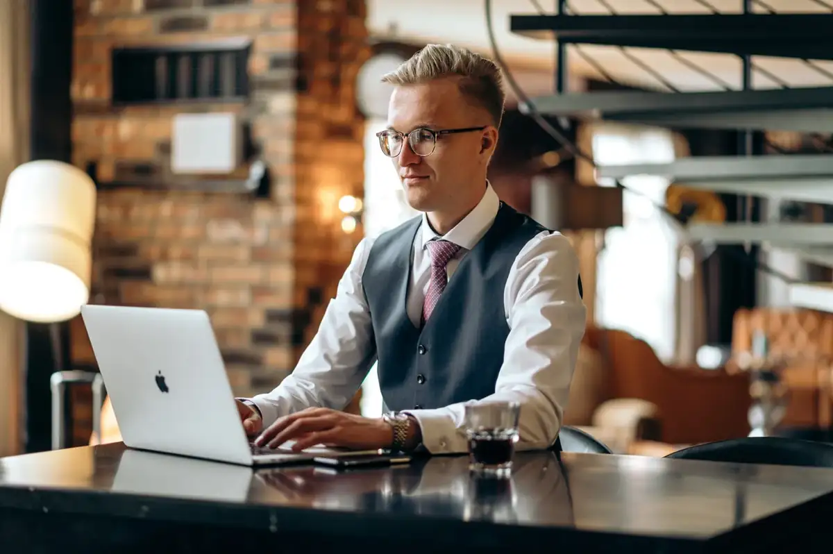 Konzentrierte Arbeit am Laptop bei Skalieren.ai